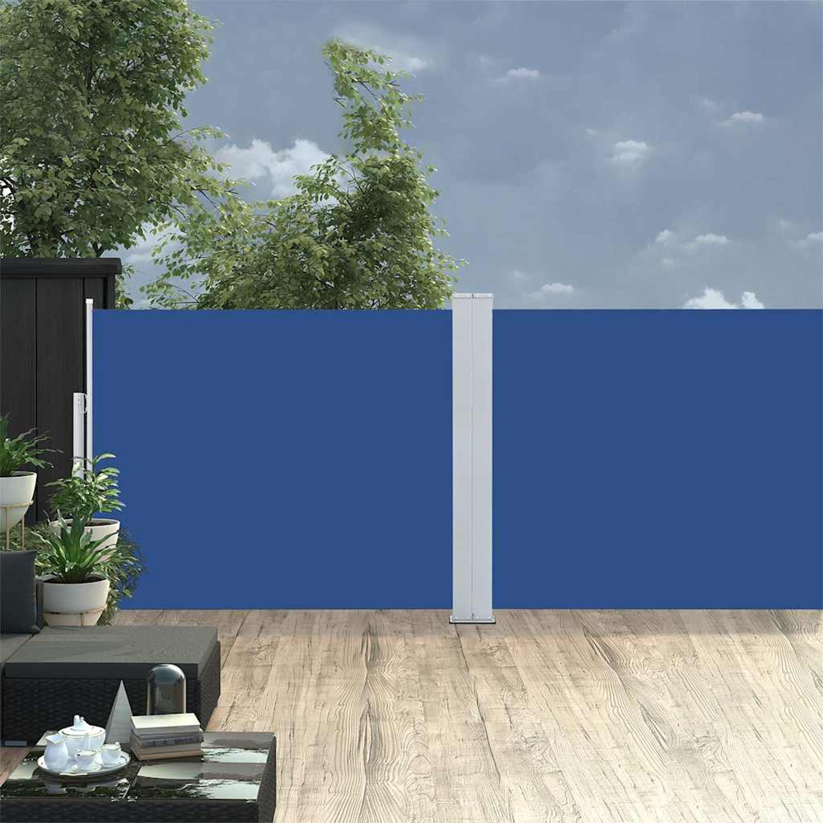 Ein blauer Outdoor-Sichtschutz mit weißen Stützpfosten. Im Vordergrund befindet sich eine Terrasse.