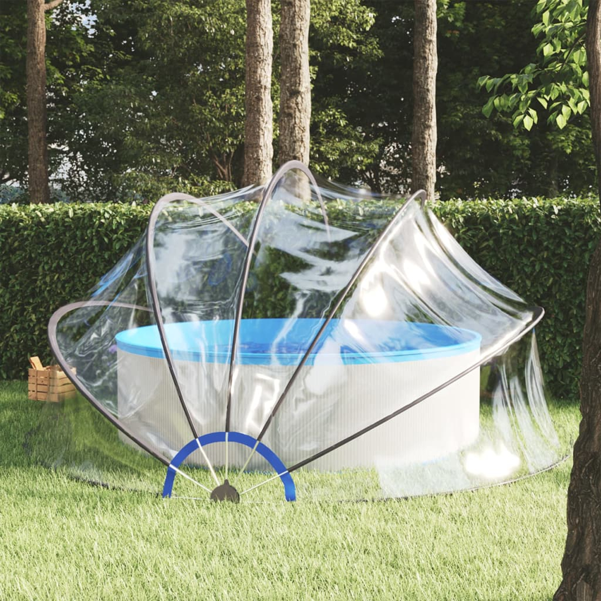 Pool mit klarer Kuppelstruktur bedeckt, auf Gras, mit Bäumen im Hintergrund.
