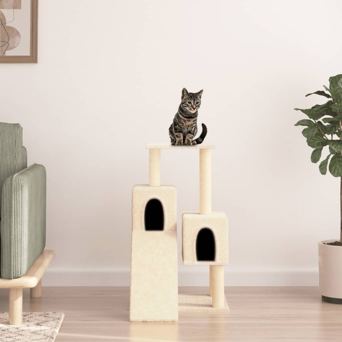 Eine Katze sitzt auf einem Kratzbaum. Der Baum ist cremefarben und hat zwei Ebenen mit bogenförmigen Öffnungen.