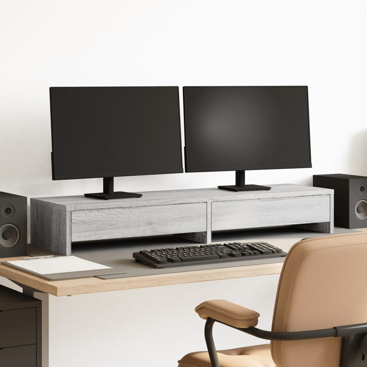 Schreibtisch-Setup mit zwei Monitoren auf einem Ständer, Tastatur, Maus und Lautsprechern.
