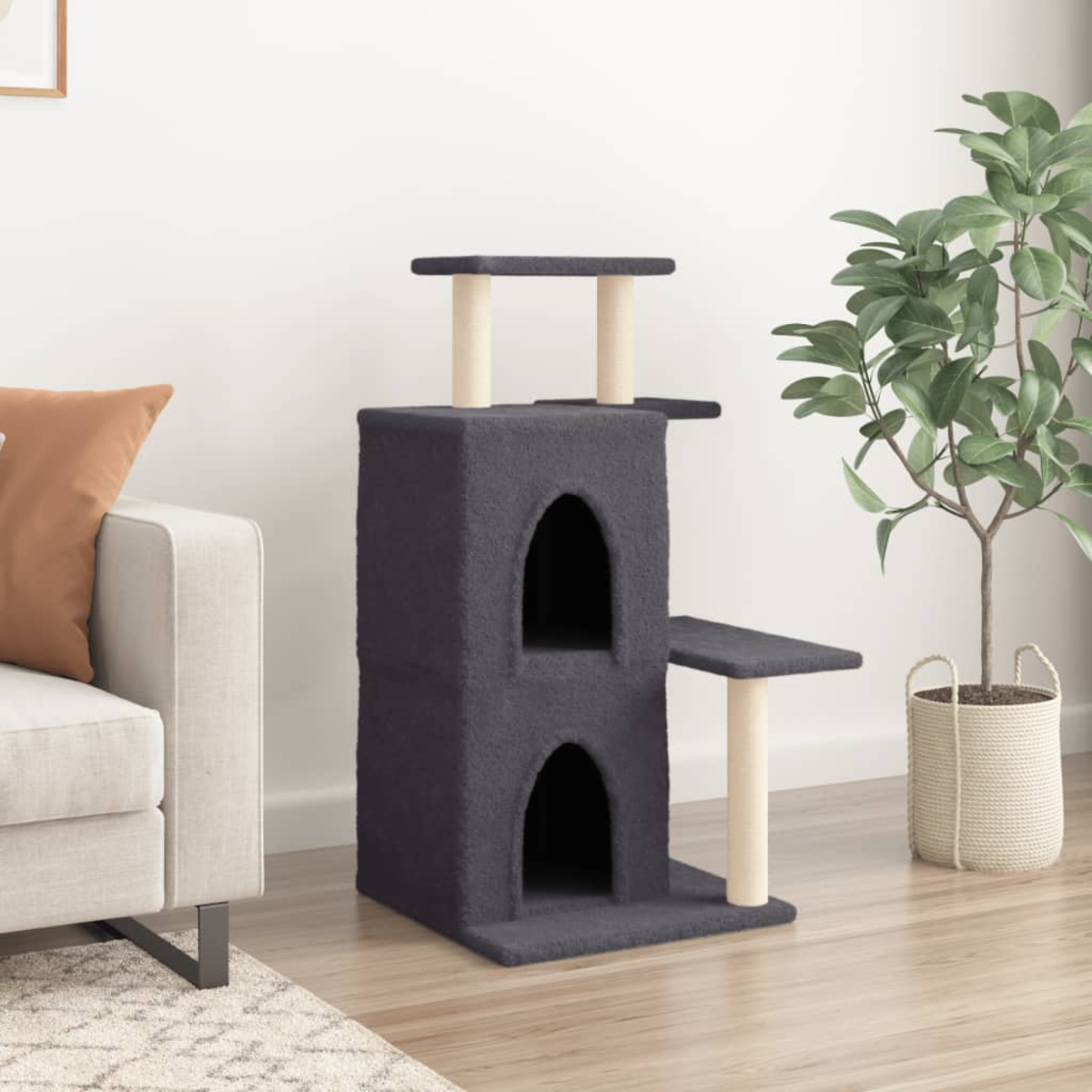 Grauer Katzenbaum mit zwei Häusern und einem Sofa. Weißer Hintergrund.