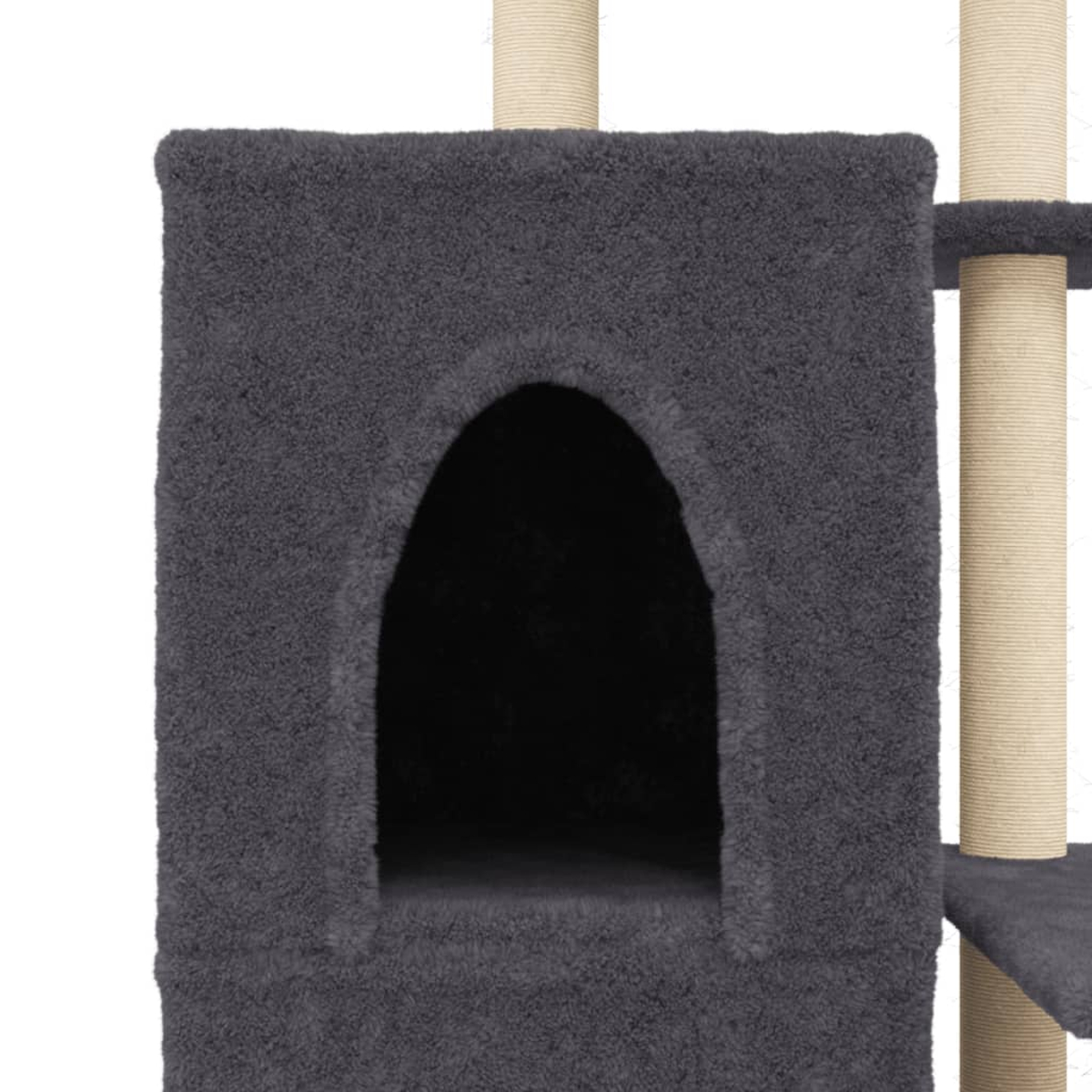 Nahaufnahme eines grauen Katzenbaumhauses mit einem gewölbten Türrahmen. Weißer Hintergrund.