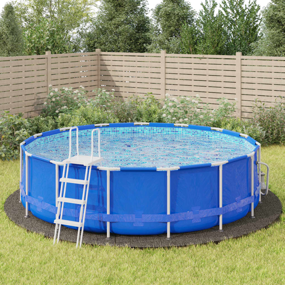 Blauer oberirdischer Pool mit weißer Leiter, umgeben von Gras und einem Holzzaun.