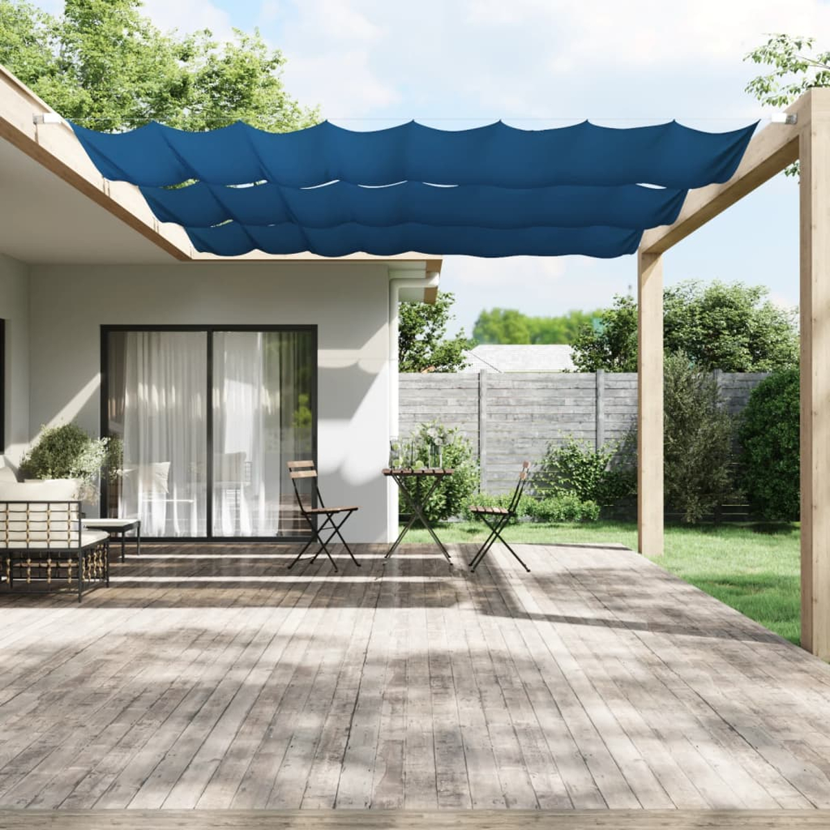 Szene im Freien mit blauem Baldachin, Tisch, Stühlen und Holzdeck.