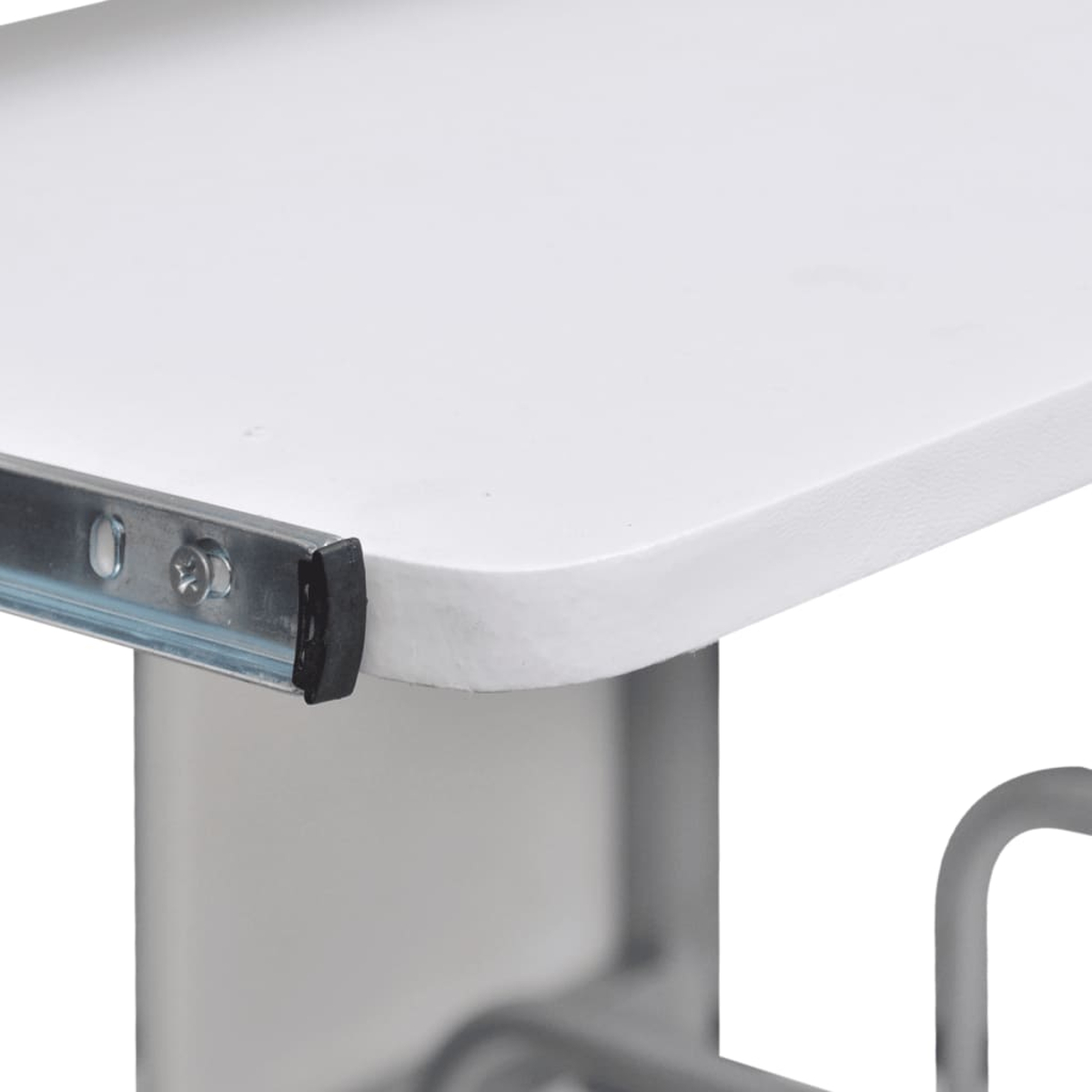 Nahaufnahme der Tastaturauszug auf dem Schreibtisch. Weiße Oberfläche, Metallschiene. Weißer Hintergrund.
