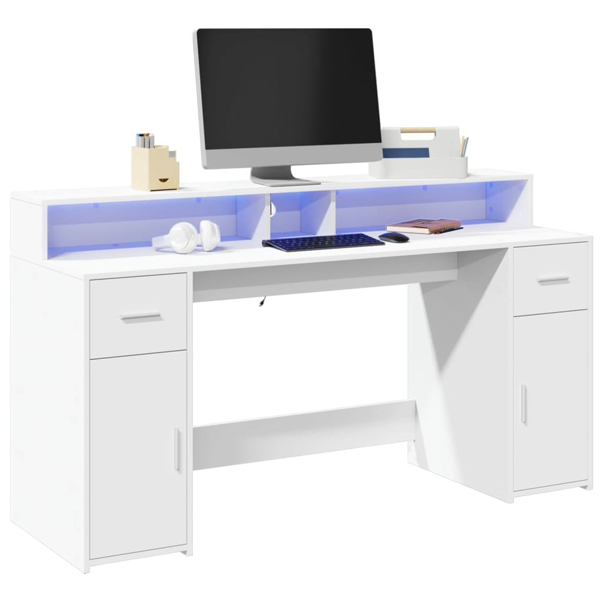 Weißer Schreibtisch mit Computer und Peripheriegeräten. Verfügt über blaue Beleuchtung, Schubladen und Schränke. Weißer Hintergrund.