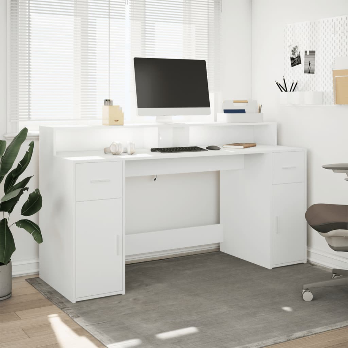 Weißer Schreibtisch mit Computer und Peripheriegeräten. Verfügt über Schubladen, Schränke und ein Fenster im Hintergrund.