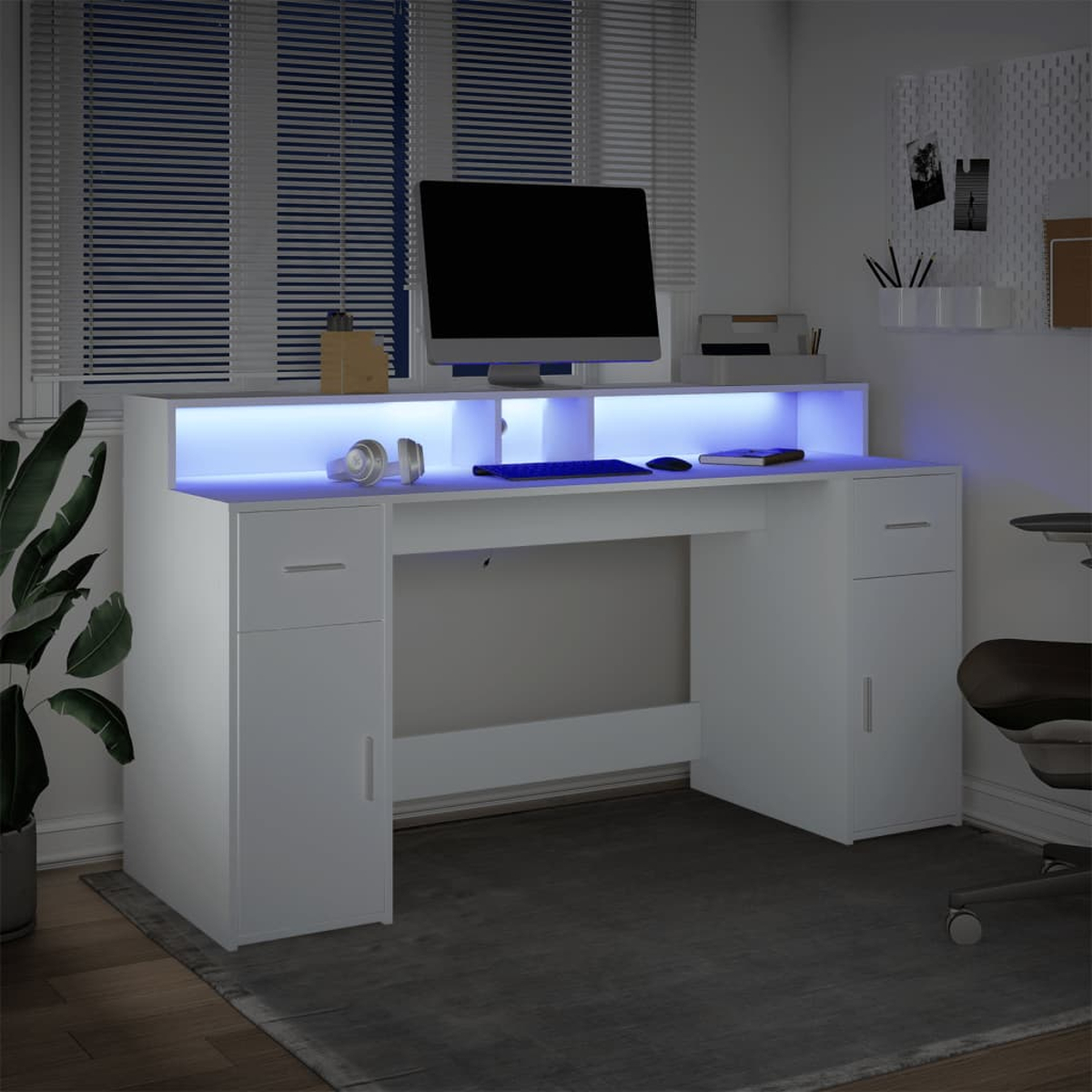 Ein weißer Schreibtisch mit Computer, Peripheriegeräten und blauer Beleuchtung. Der Schreibtisch hat Schränke und Regale.