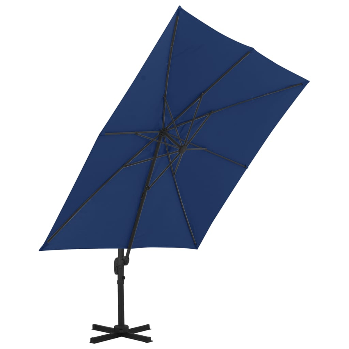 Blauer rechteckiger Sonnenschirm mit schwarzem Pfosten. Schräge Ansicht, freigestellt.