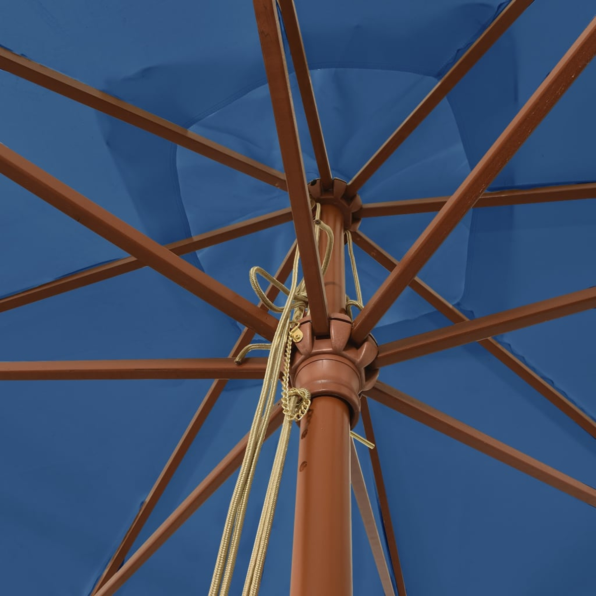 Ansicht von unten des blauen Schirms und Holzrahmens eines Schirms.