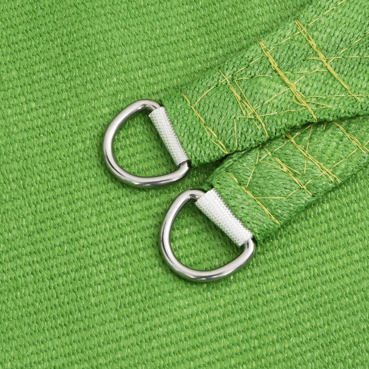 Primo piano dell'angolo di una vela parasole verde con due anelli a D metallici e cinghie bianche.