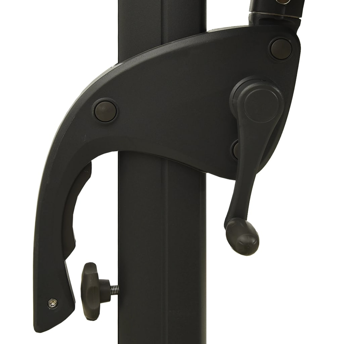Nahaufnahme des Bedienungsgriffs und der Verstellmechanismen eines schwarzen Ausleger-Sonnenschirms.