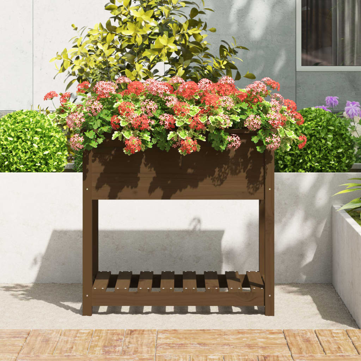 Brauner Holz-Pflanzkasten gefüllt mit roten Blumen und grünem Laub. Auf einer Terrasse, mit weißer Wand im Hintergrund.