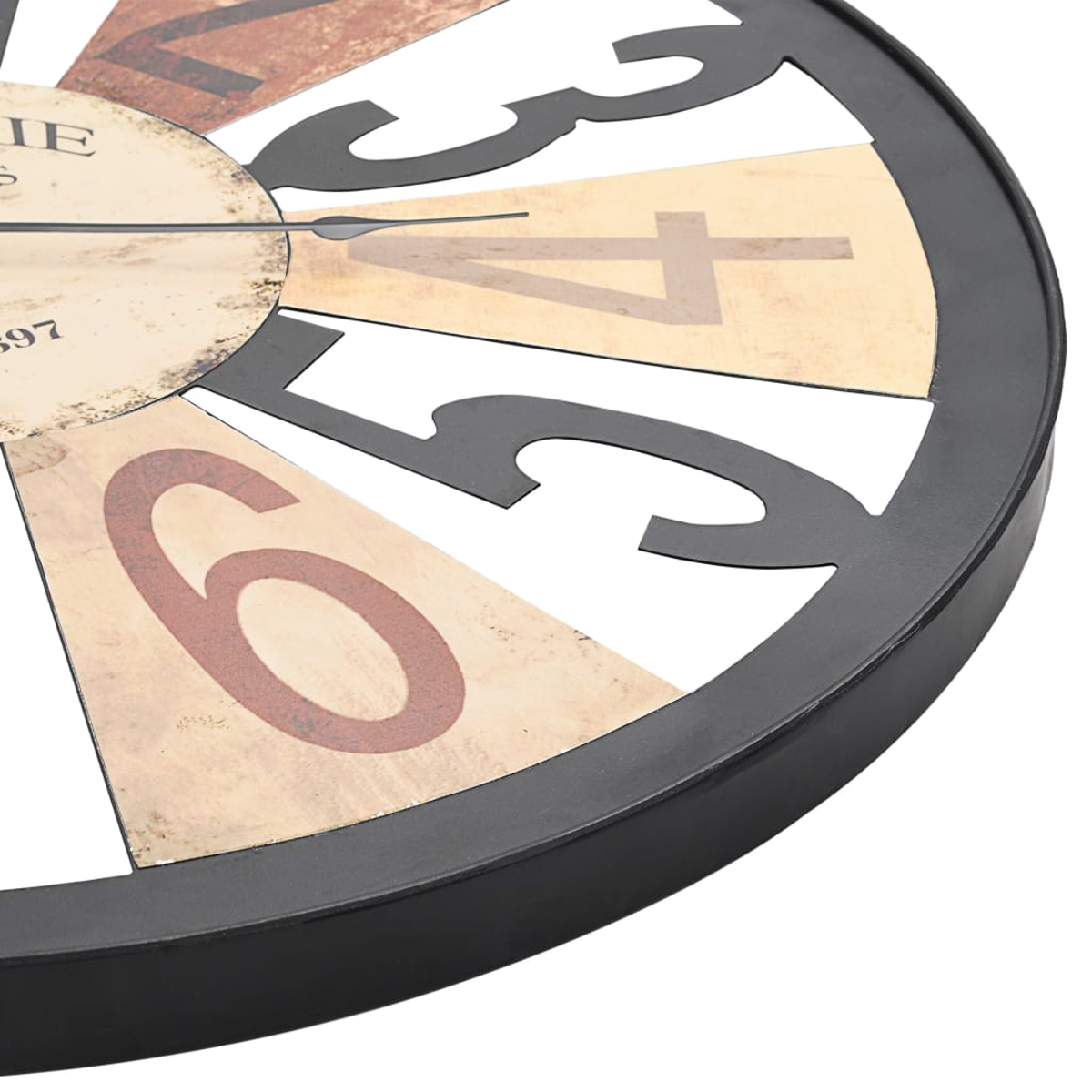 Nahaufnahme einer Wanduhr mit schwarzem Rahmen, bunten Zahlen und einem 'Brasserie'-Logo.