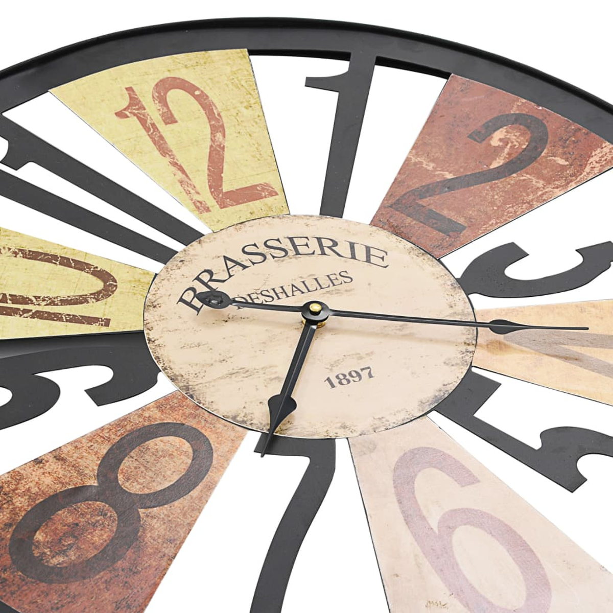 Nahaufnahme einer Wanduhr mit schwarzem Rahmen, bunten Zahlen und dem Wort 'Brasserie'.