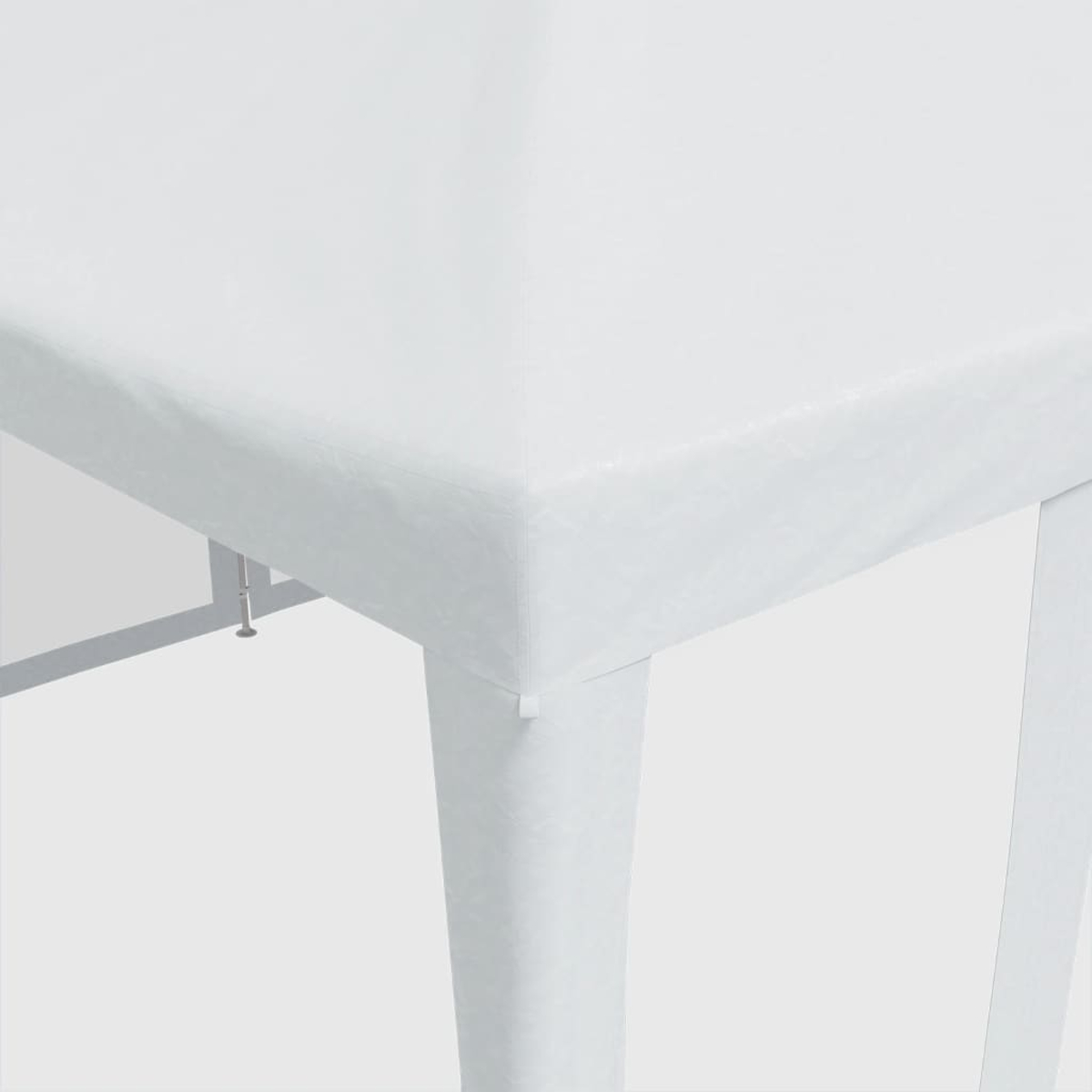 Un primo piano di un angolo di un gazebo bianco, che mostra il tetto e il supporto.
