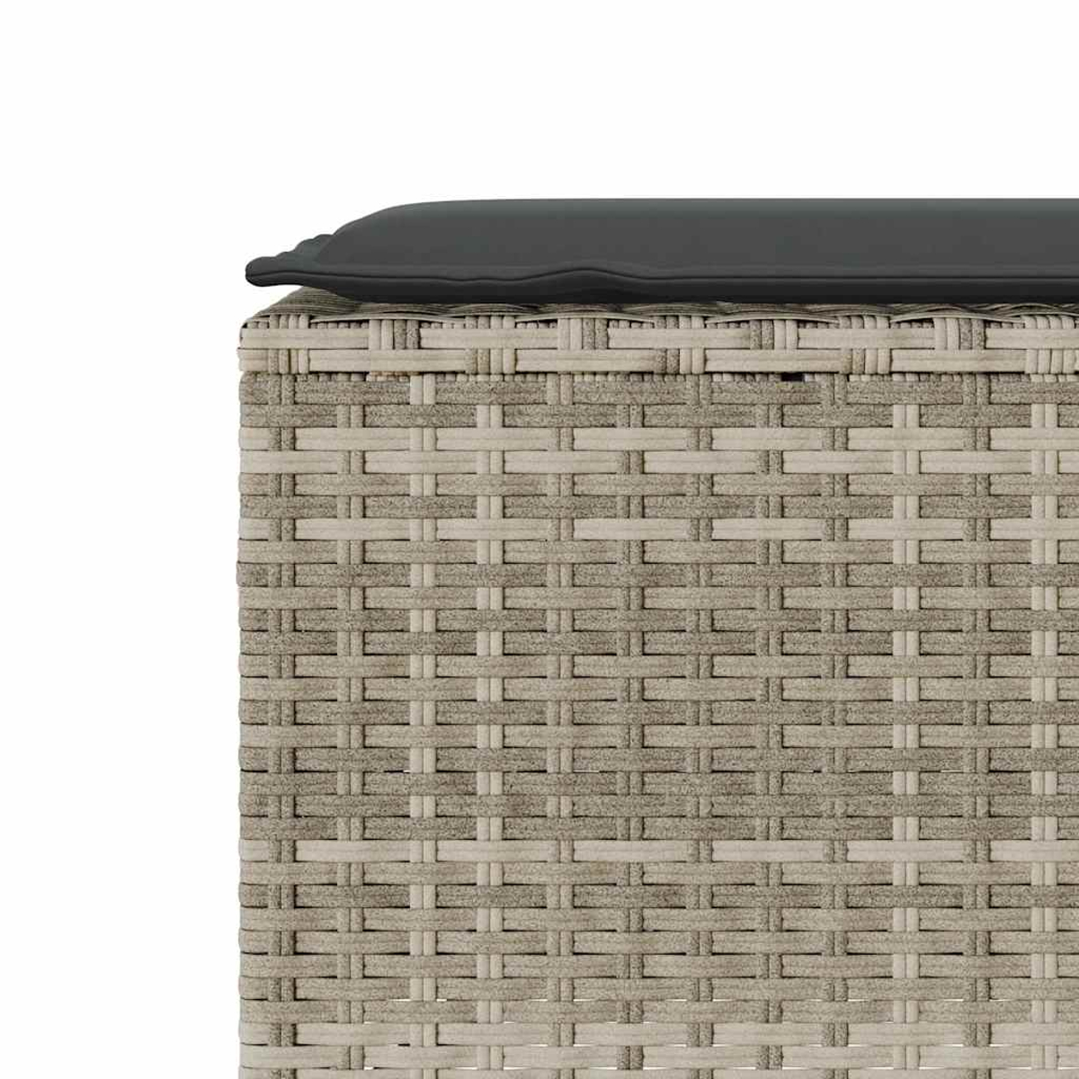 Primo piano di una trama in vimini intrecciato con un cuscino grigio sopra.