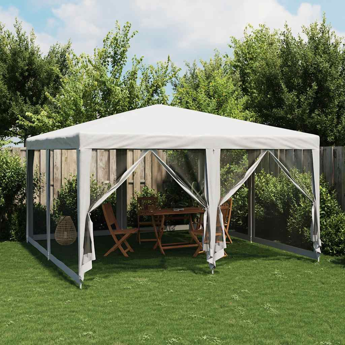 Gazebo bianco in un giardino. Primo piano: gazebo. Sfondo: recinzione in legno e alberi verdi.