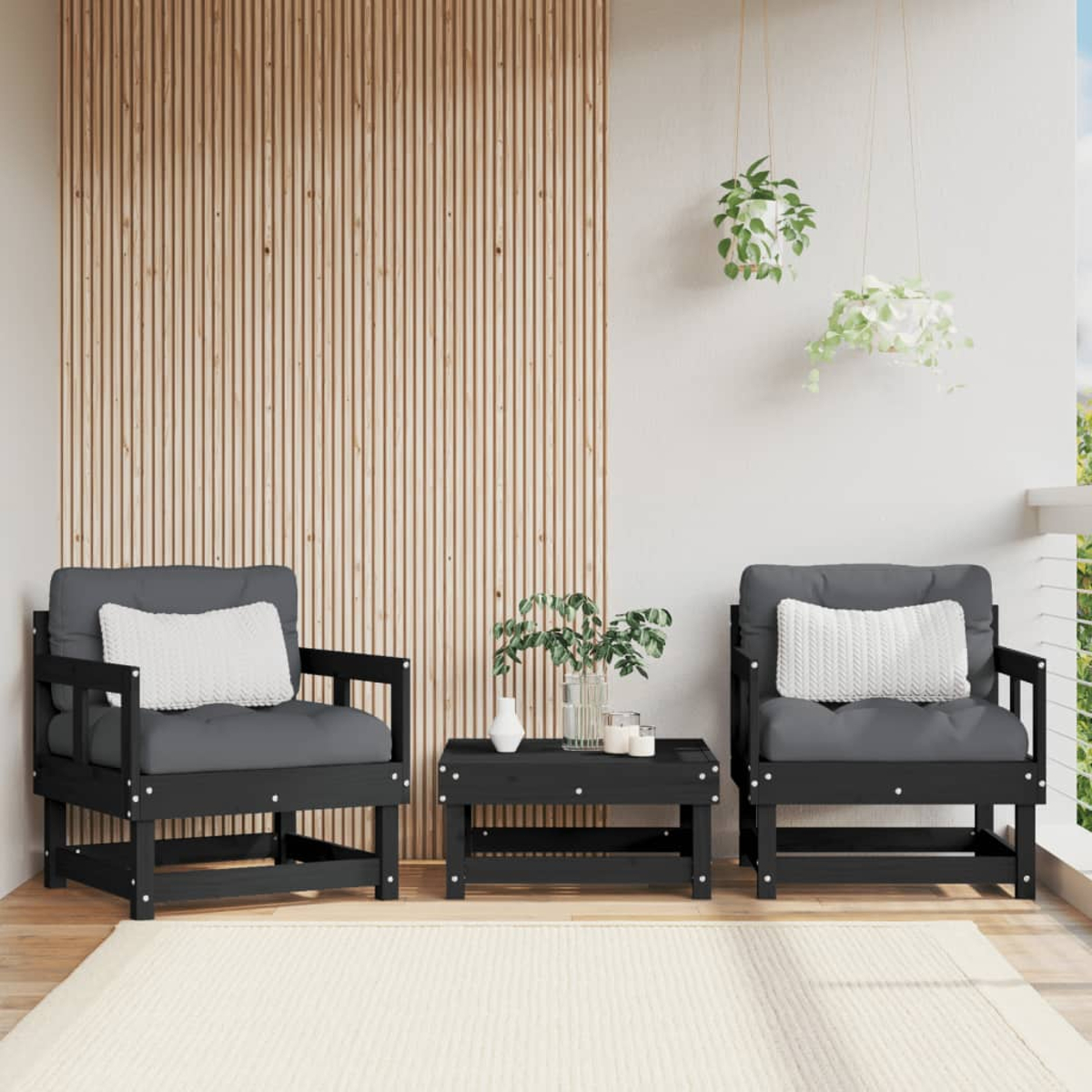 Szene im Freien mit schwarzen Stühlen, Tisch und Pflanzen mit cremefarbenem Teppich und Holzwand.