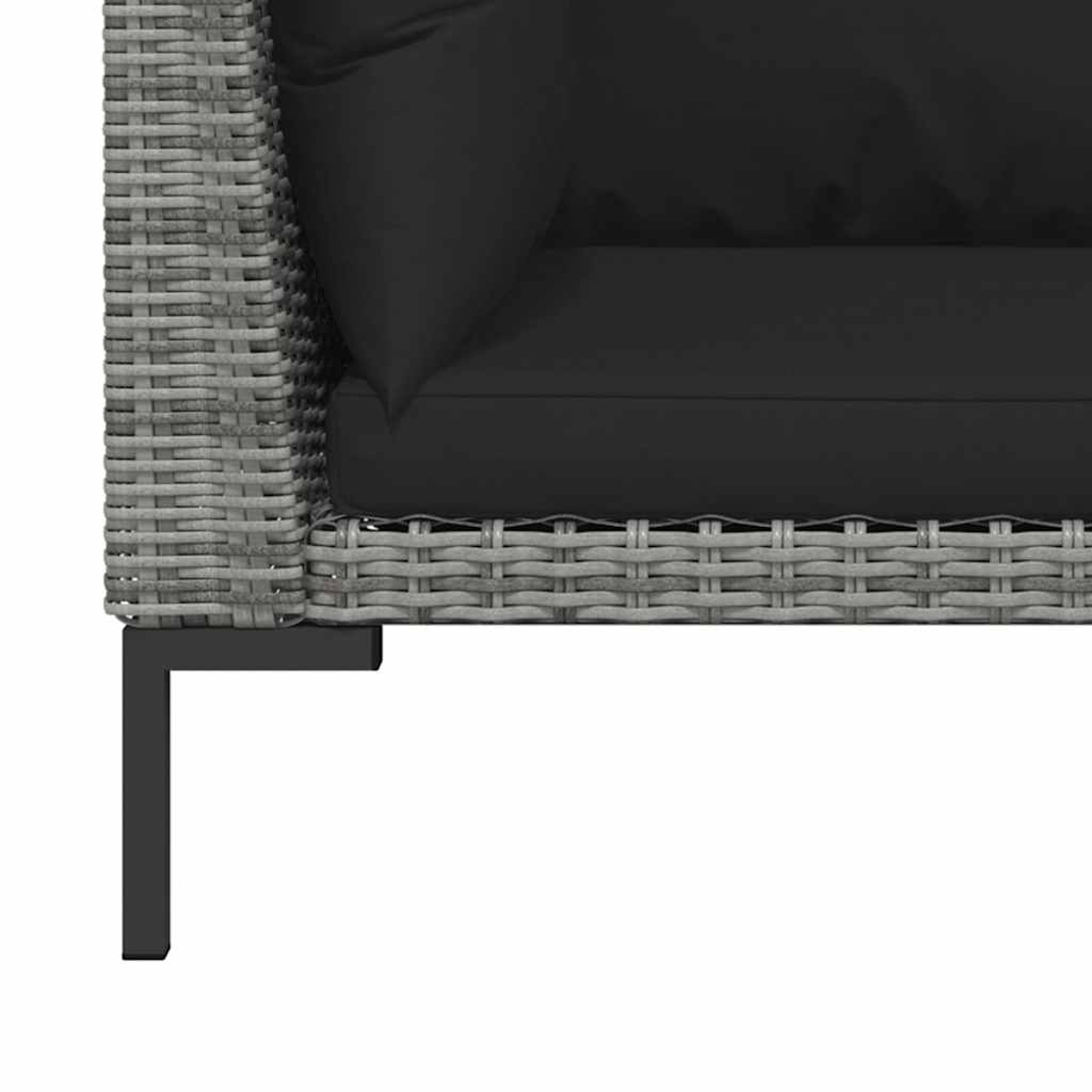 Nahaufnahme eines grauen Korbstuhls mit schwarzem Kissen und schwarzen Metallbeinen.