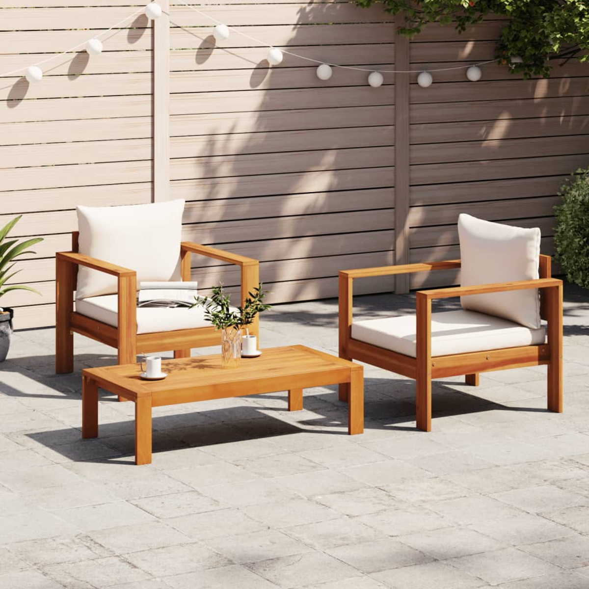 Gartenmöbel-Set aus Holz mit zwei Sesseln, einem Couchtisch und Pflanzen im Freien.