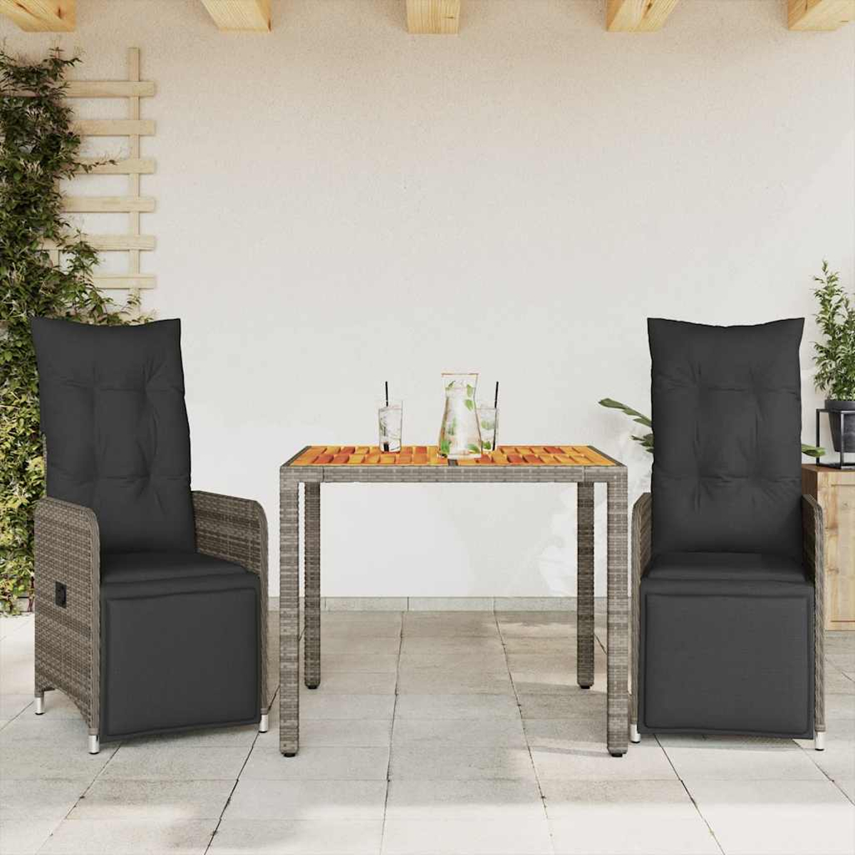 Ambiente patio esterno con due sedie a schienale alto, un tavolo e bevande. Sfondo muro bianco.