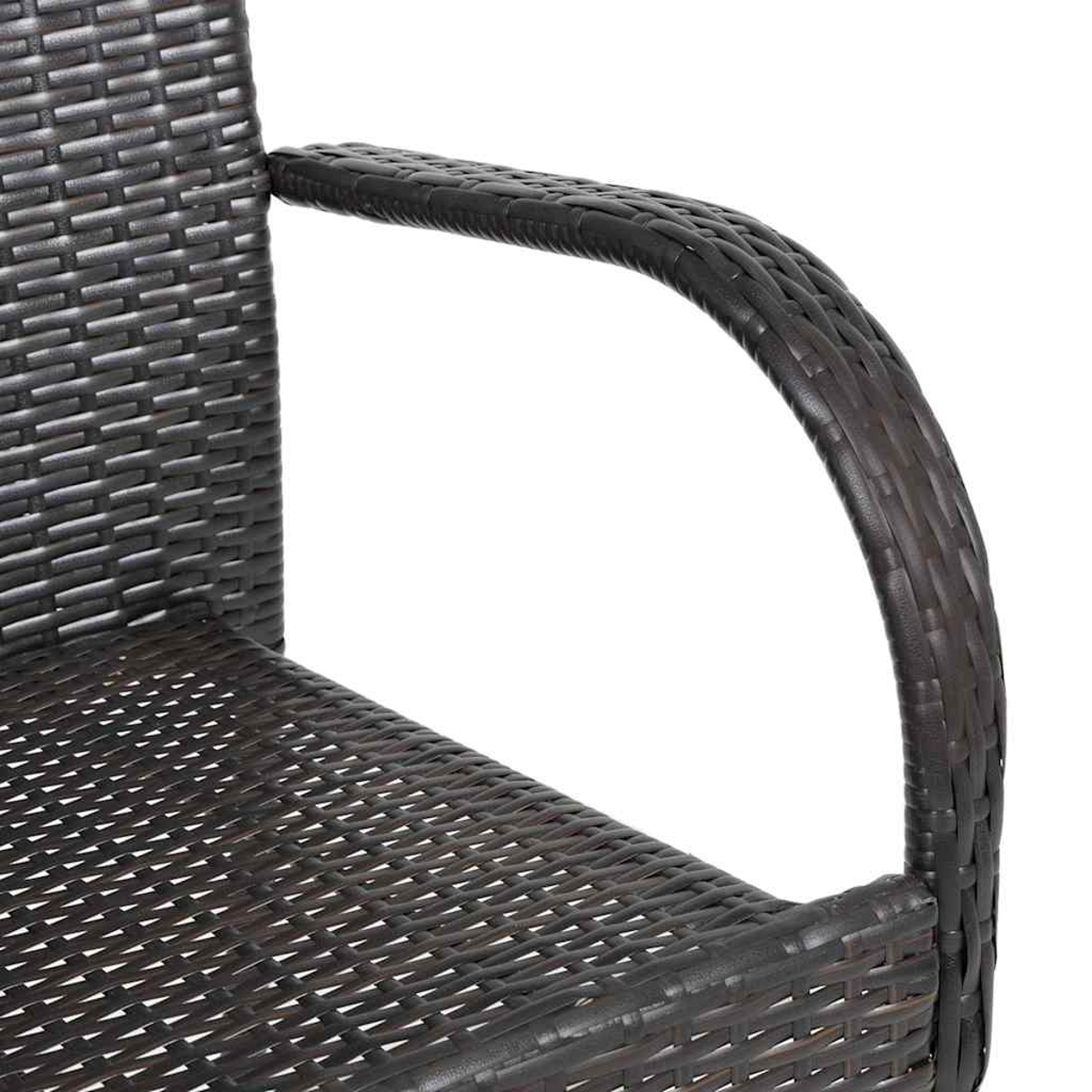 Nahaufnahme einer dunkelbraunen Korbstuhlarmlehne, die die gewebte Textur des Materials zeigt.