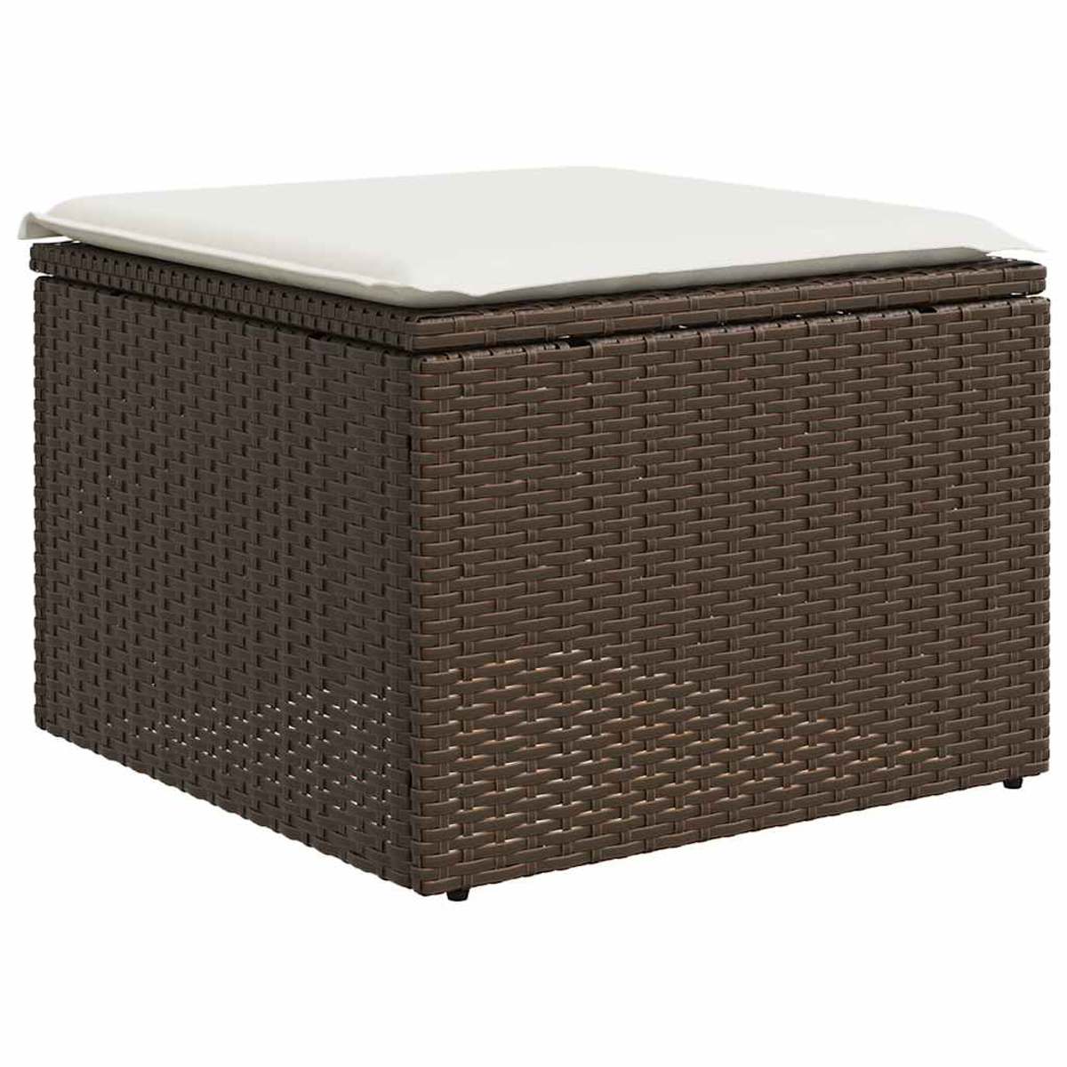 Un pouf contenitore in rattan marrone con un cuscino bianco sopra, isolato su bianco.