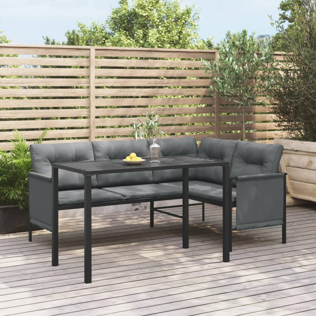 Outdoor-Set, dunkelgraue Möbel, Tisch und Sofa, auf einem Holzdeck, mit Hintergrund.