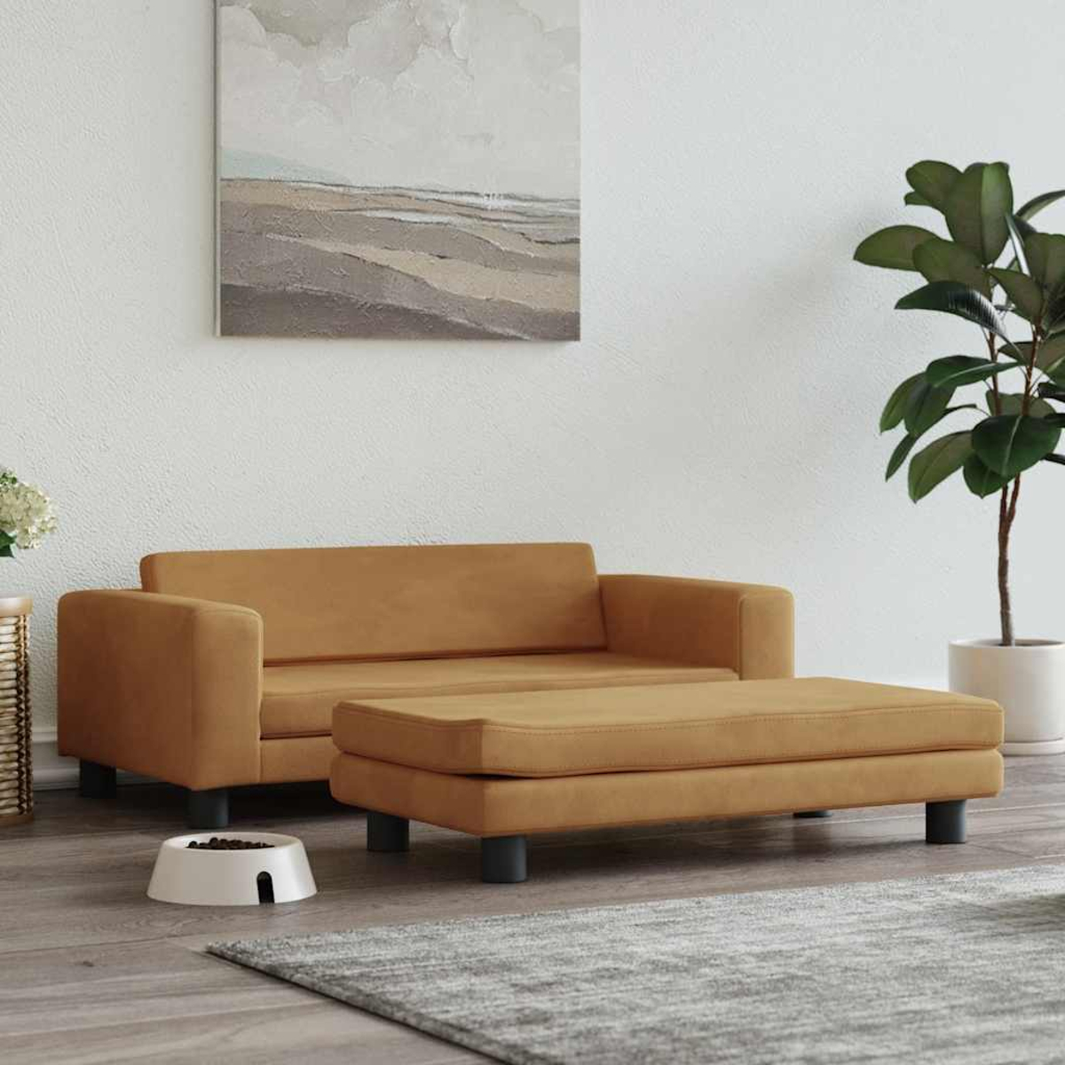 Kamelfarbenes Sofa und Ottomane in einem Wohnzimmer. Eine Hundenapf ist vorhanden.
