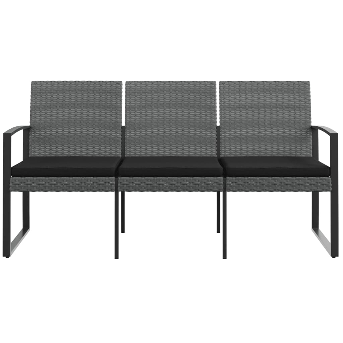 Graues Outdoor-Sofa aus Korbgeflecht mit schwarzen Kissen. Auf einer Terrasse.