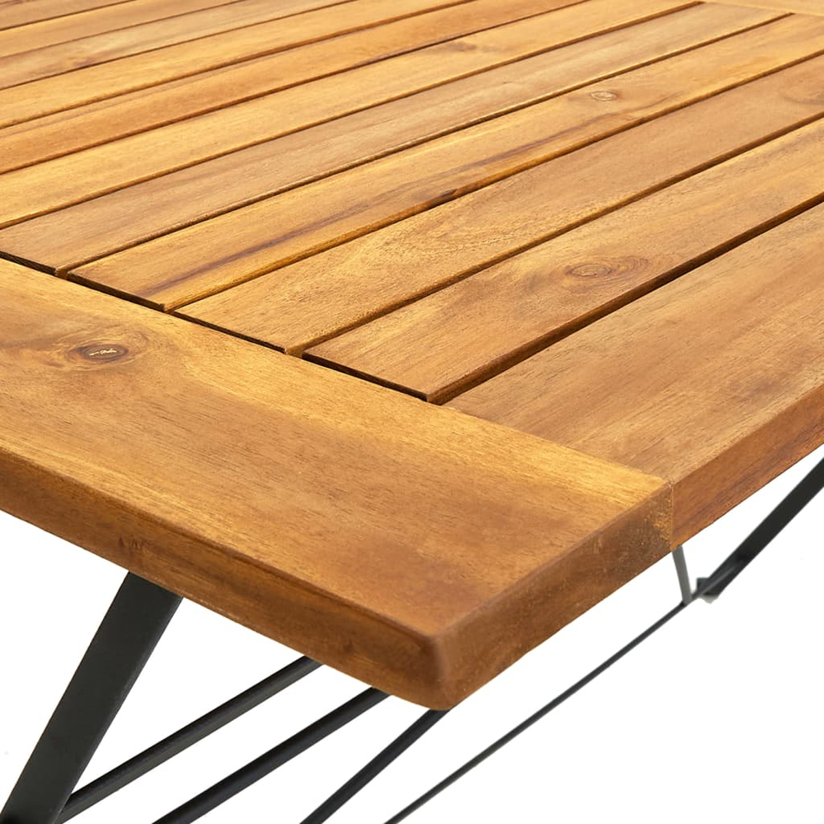 Nahaufnahme eines Holztisches mit schwarzem Metallrahmen. Weißer Hintergrund.