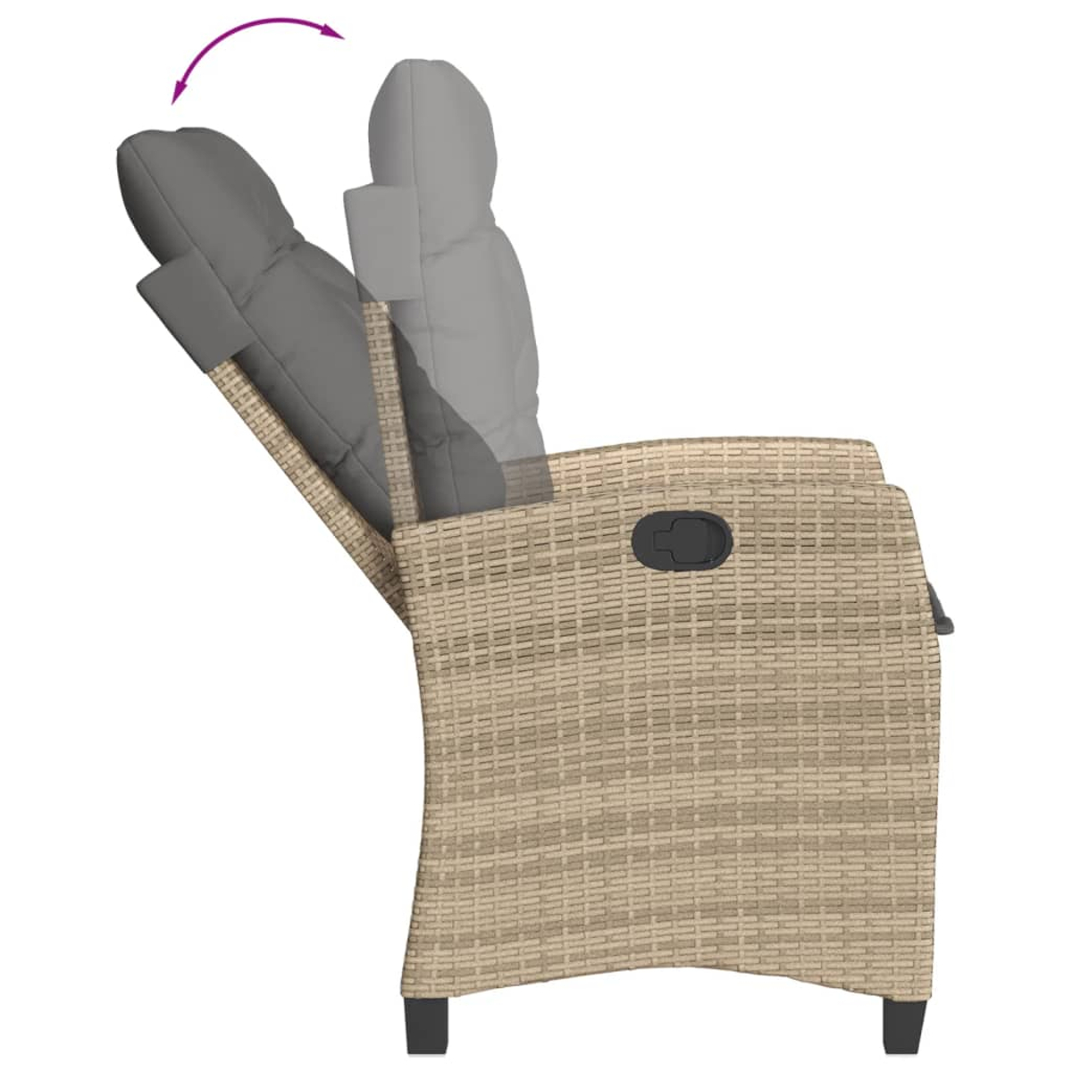 Una sedia dal design in vimini, con lo schienale reclinato. Un cuscino grigio è sul sedile.