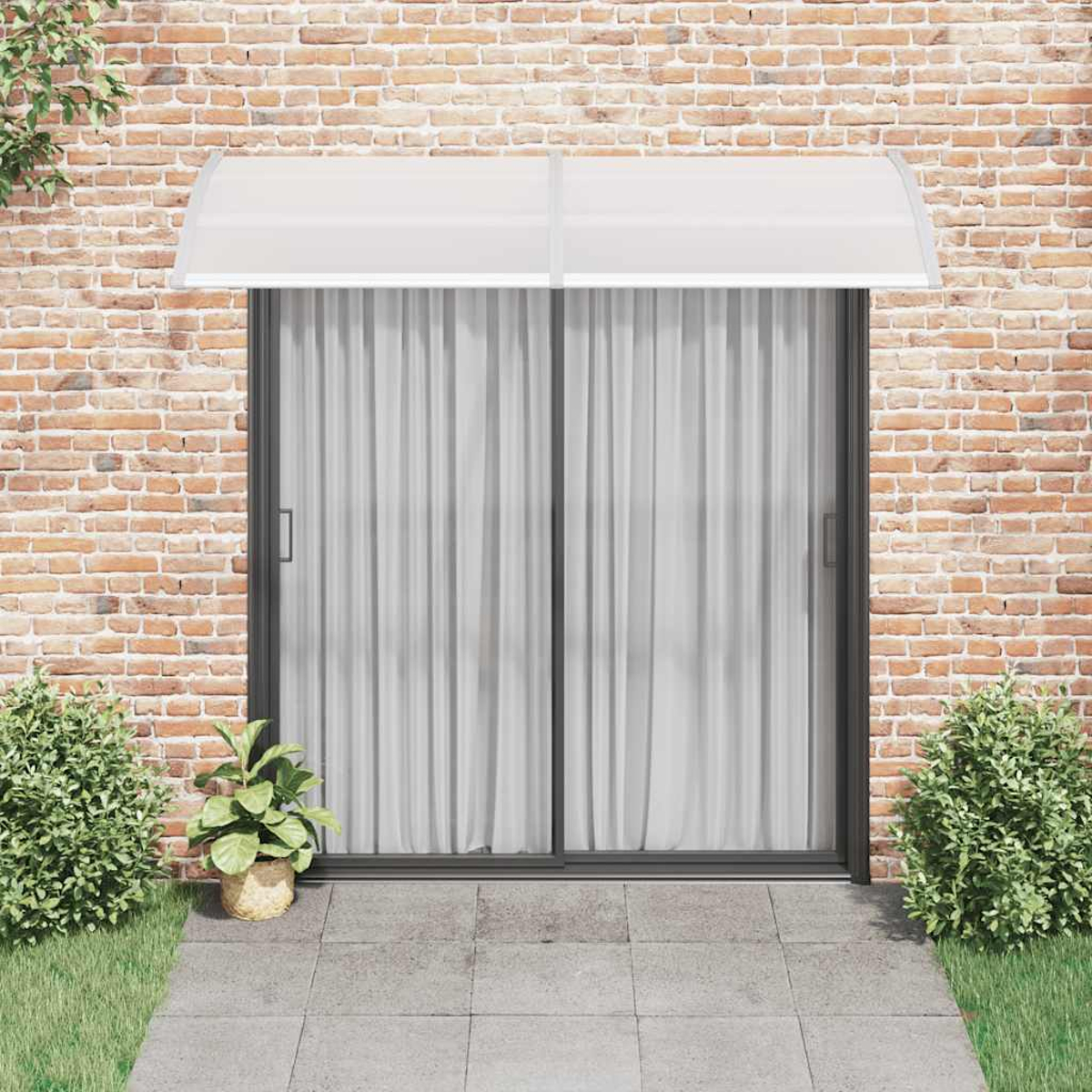Außenansicht einer Glasschiebetür mit weißer Markise. Zwei Büsche und eine Backsteinmauer im Hintergrund.