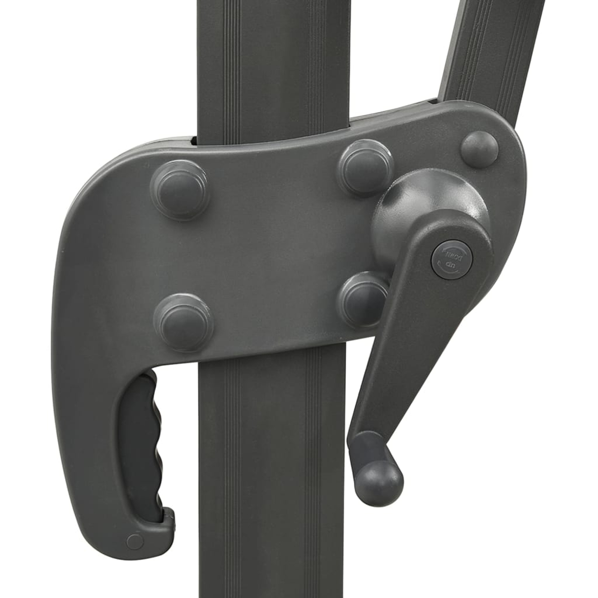 Nahaufnahme eines grauen Schirmmechanismus mit Griff und Knöpfen, weißer Hintergrund.
