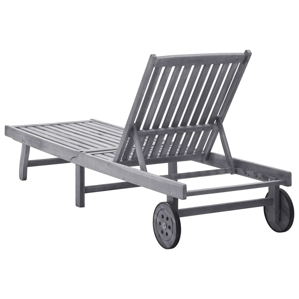Ein grauer Holz-Strandstuhl mit zurückgelehnter Lehne. Räder unten.