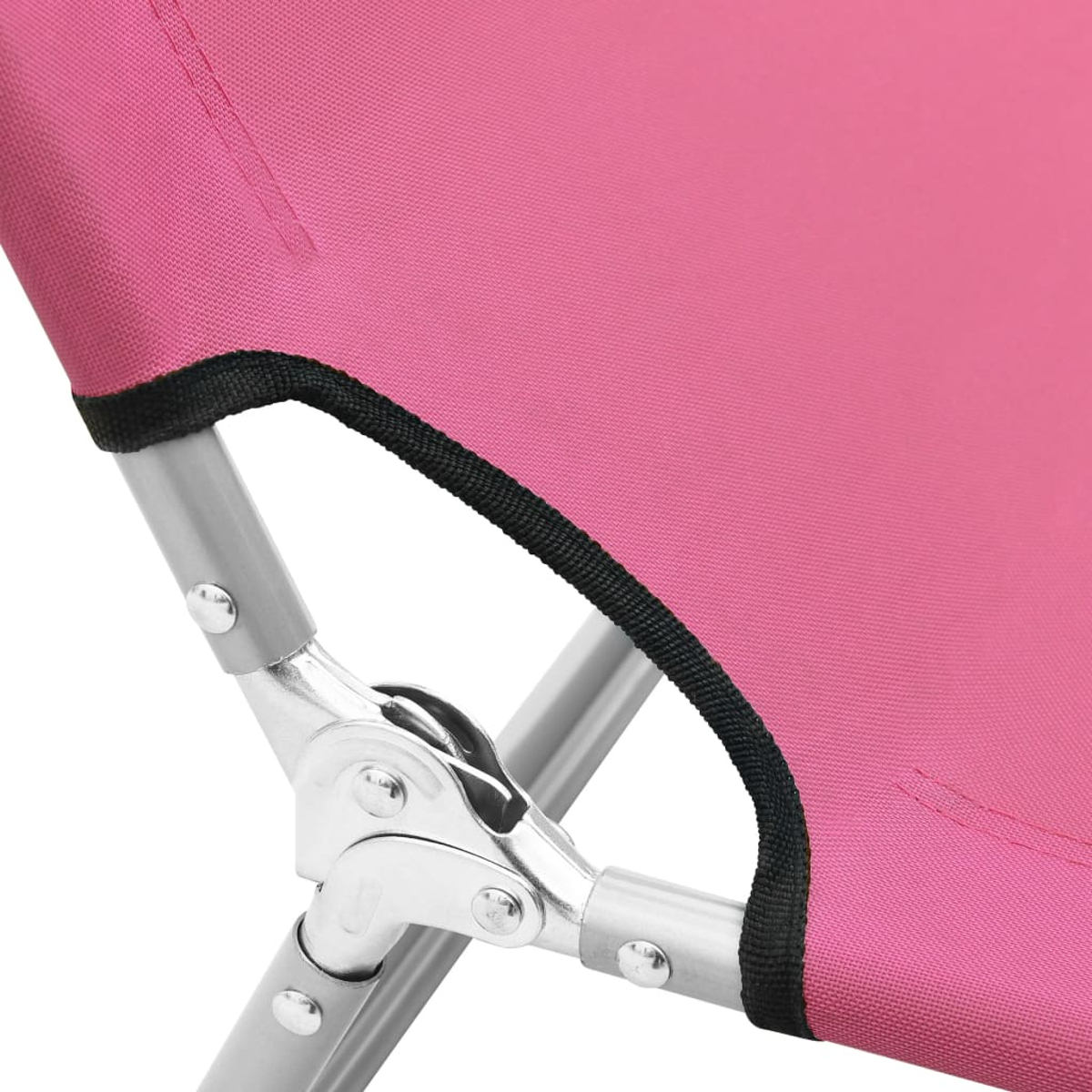 Nahaufnahme eines pinkfarbenen Klappstuhls, Metallrahmen, schwarze Zierleiste.