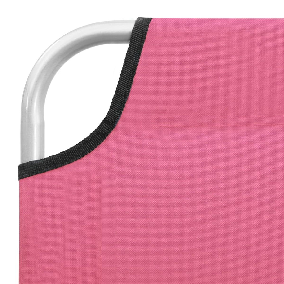 Nahaufnahme eines rosa Strandstuhls mit silbernem Rahmen und schwarzem Rand.