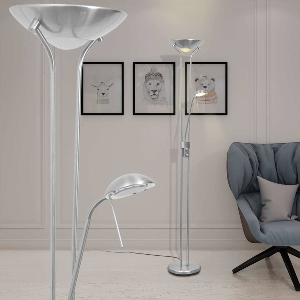 Silberne Stehlampe im Raum. Zeigt zwei ähnliche Lampen mit Kunst an der Wand und blauem Stuhl im Hintergrund.