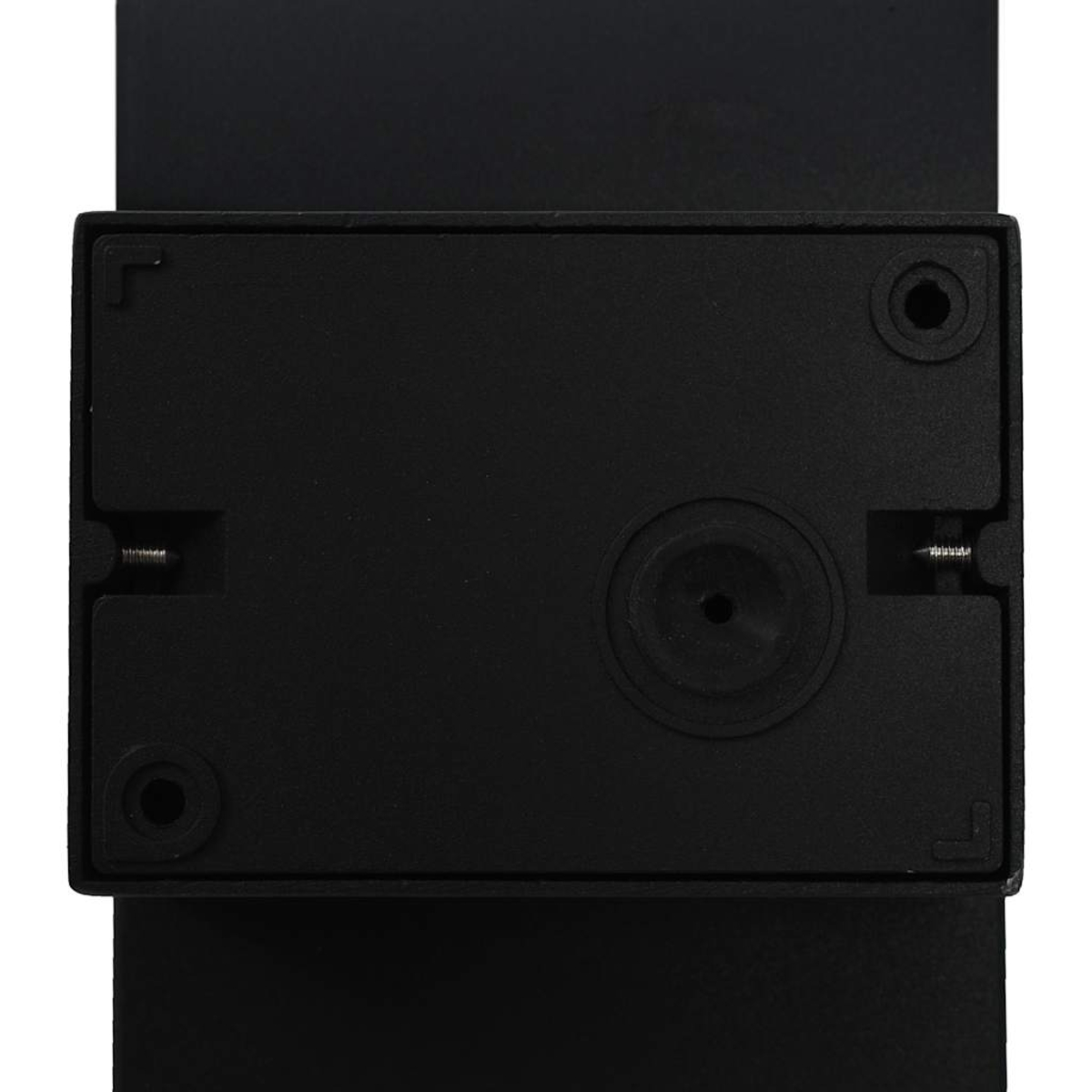 Una base per lampada nera a forma rettangolare con fori per le viti.