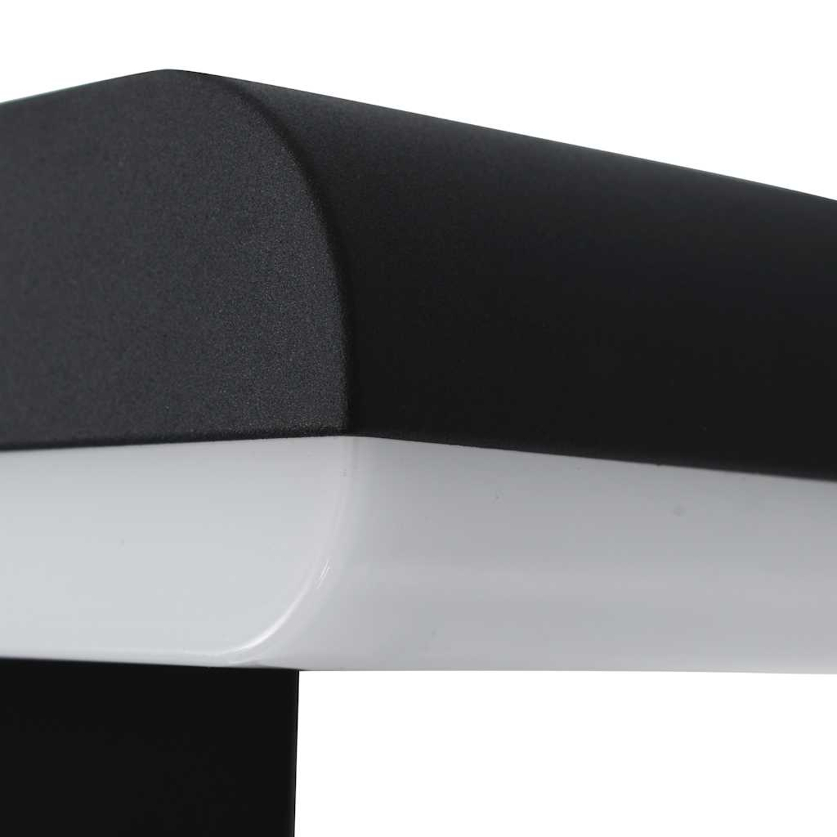 Primo piano di un apparecchio di illuminazione per esterni in bianco e nero.