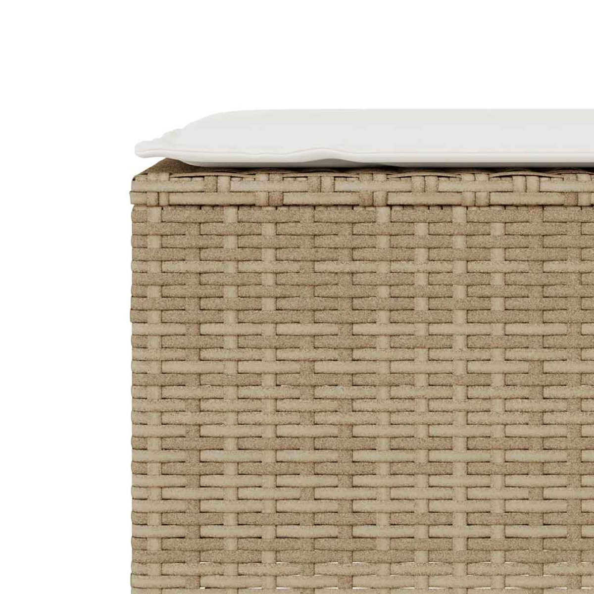 Nahaufnahme der Wicker-Aufbewahrungsbox mit weißem Kissen.