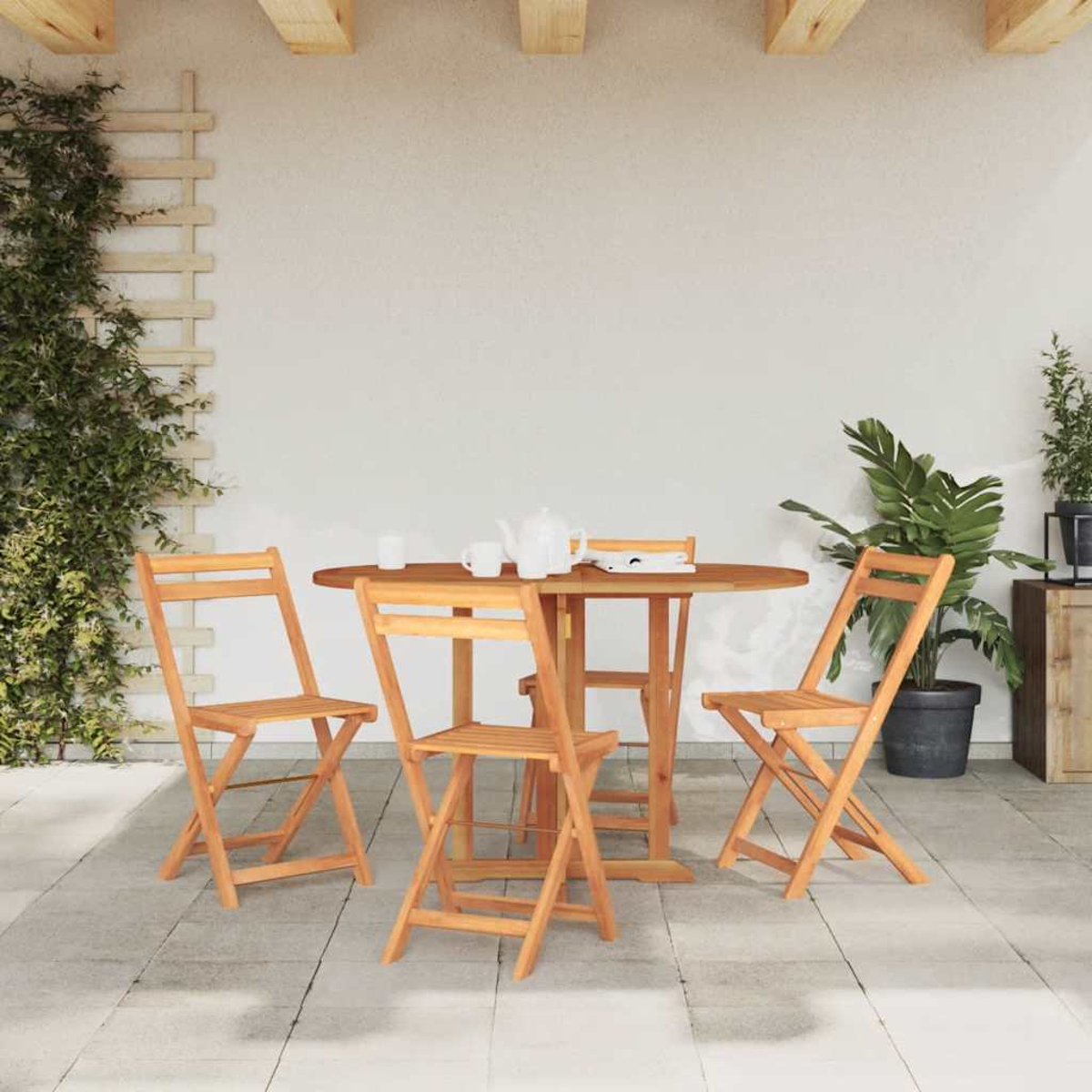Szene im Freien mit einem runden Holztisch, drei Stühlen und Pflanzen vor einer weißen Wand.