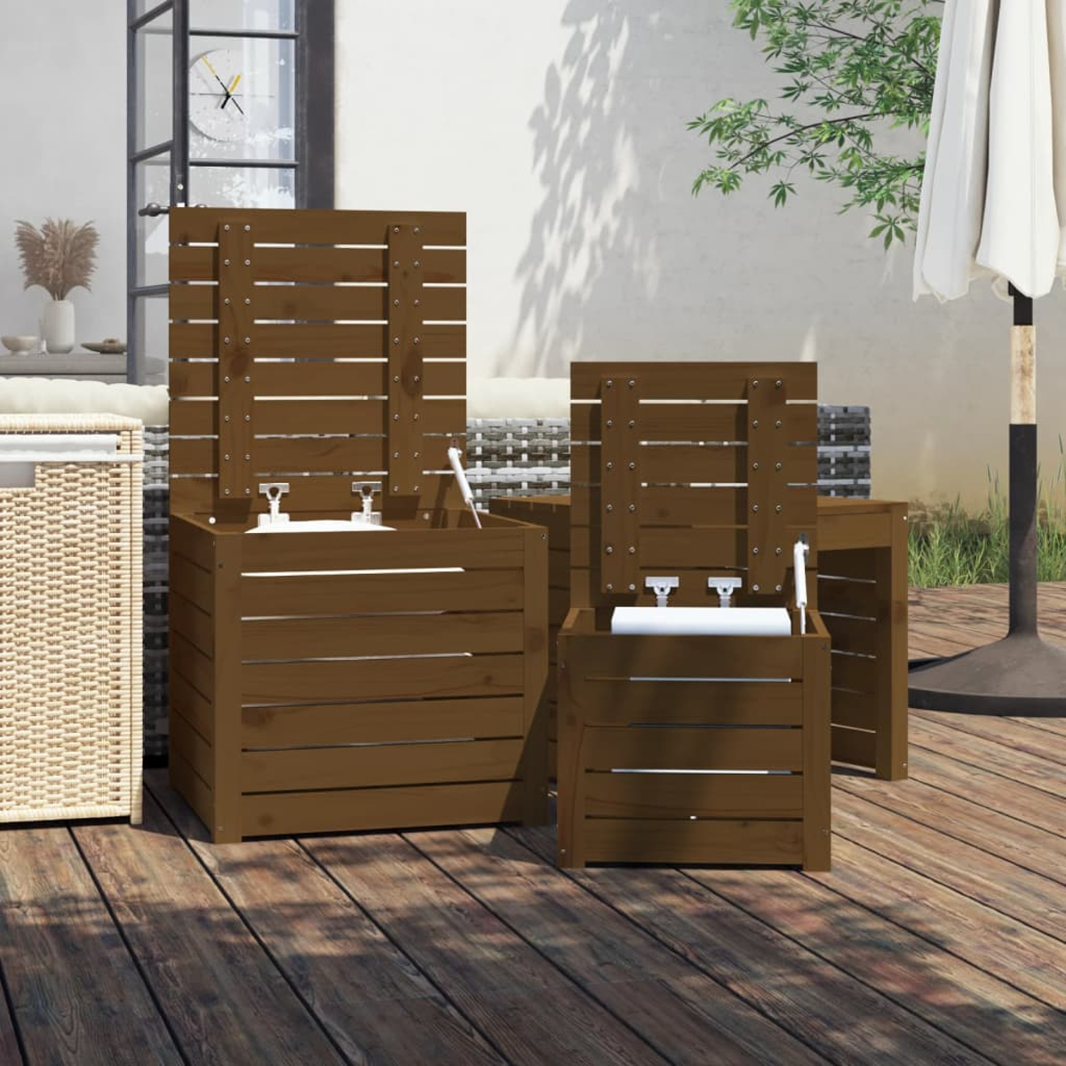Outdoor-Aufbewahrungseinheiten aus Holz mit offenen Oberteilen. Enthält ein weißes Waschbecken und einen Wasserhahn.