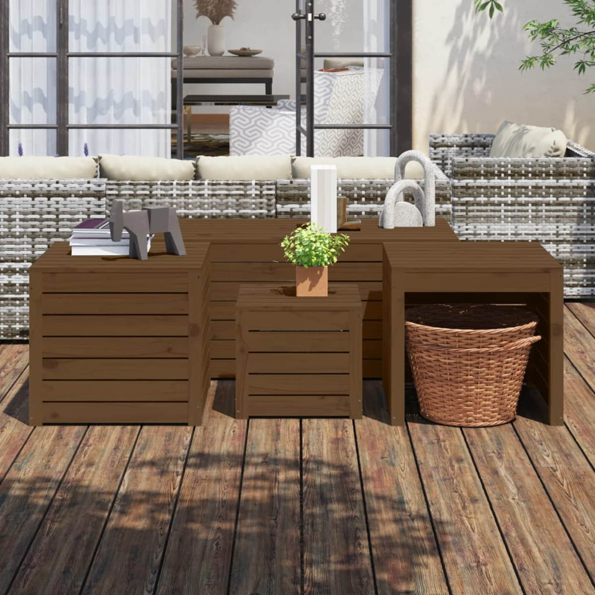 Ein Holzdeck mit braunen Kisten, Büchern und dekorativen Gegenständen.