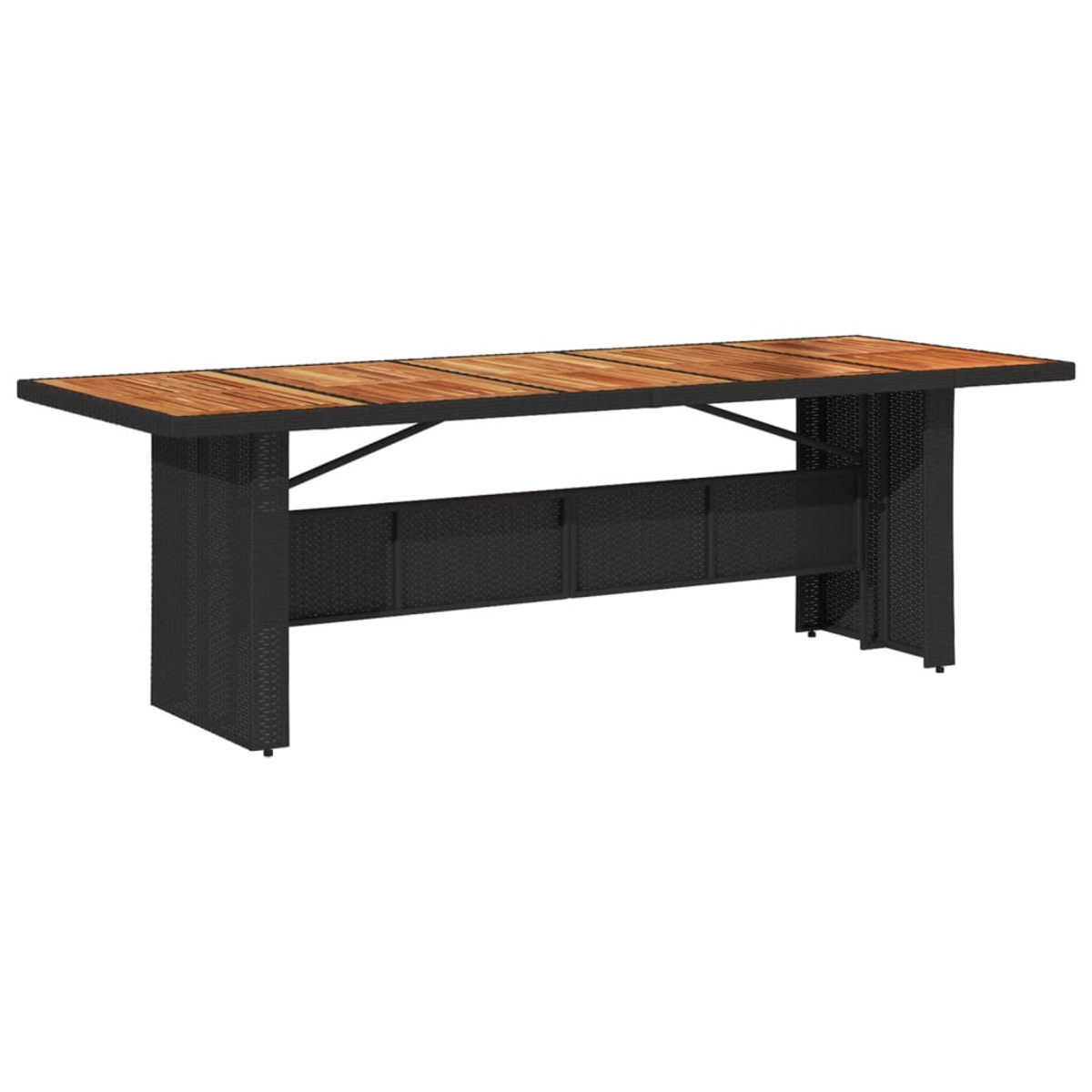 Un lungo tavolo rettangolare da esterno con piano in legno e lati e gambe neri intrecciati.