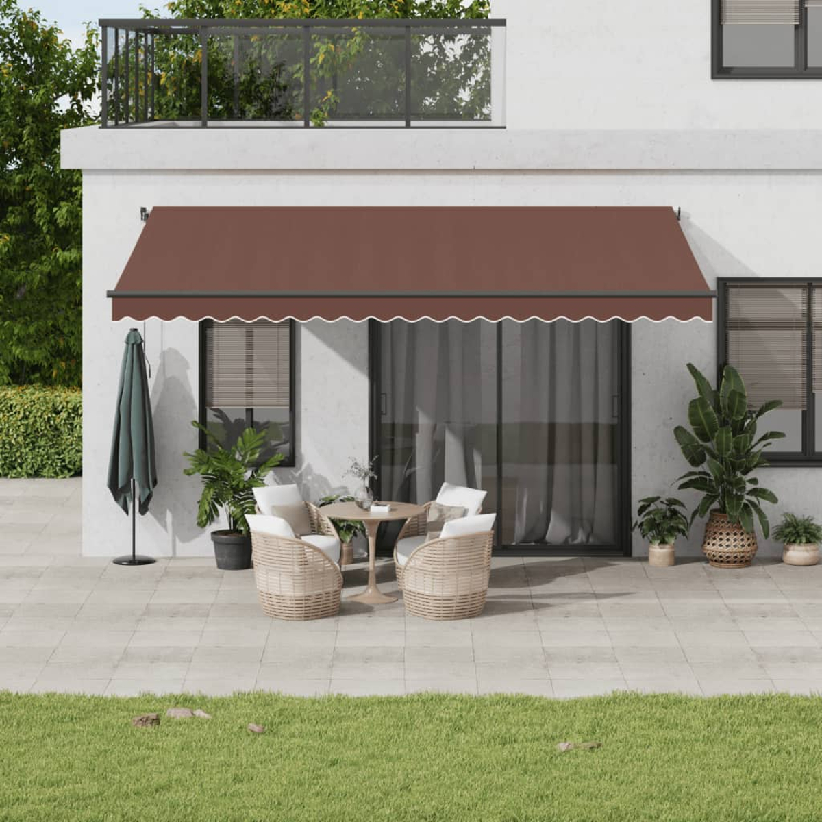 Braune Markise über der Terrasse im Freien. Tisch, Stühle und Pflanzen sind sichtbar. Grünes Gras und ein weißes Gebäude.