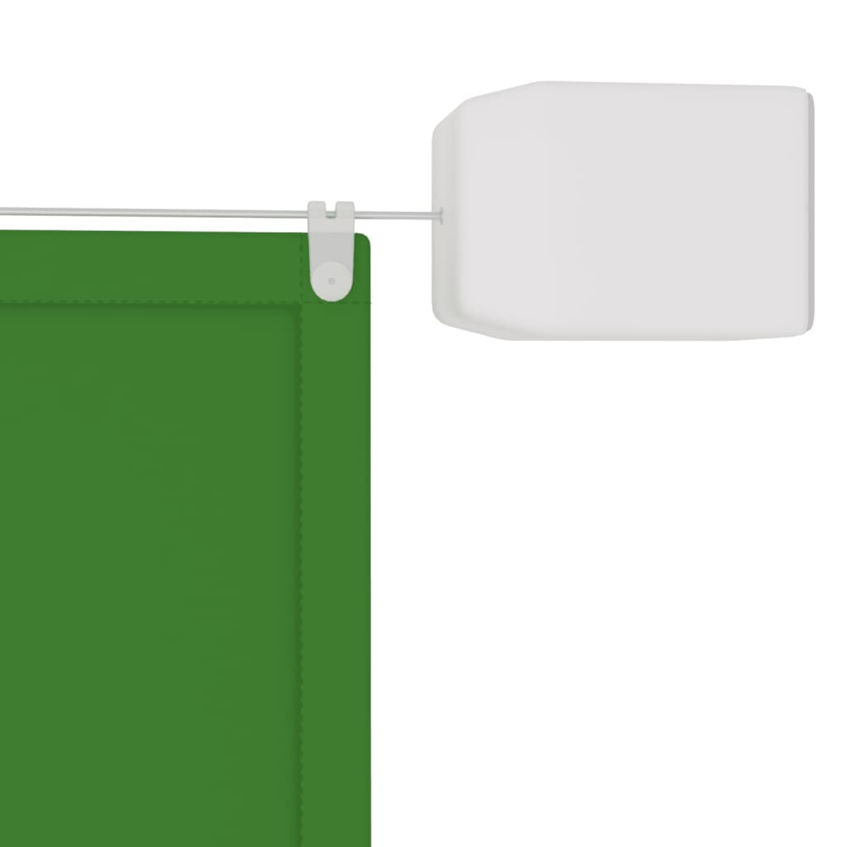 Grüner Stoff, weiße Rollobox, weiße Schiene. Weißer Hintergrund.