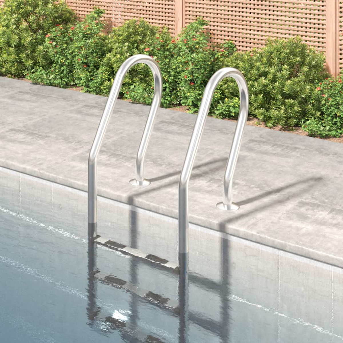 Zwei silberne Pool-Handläufe in Beton neben Wasser und Grün.