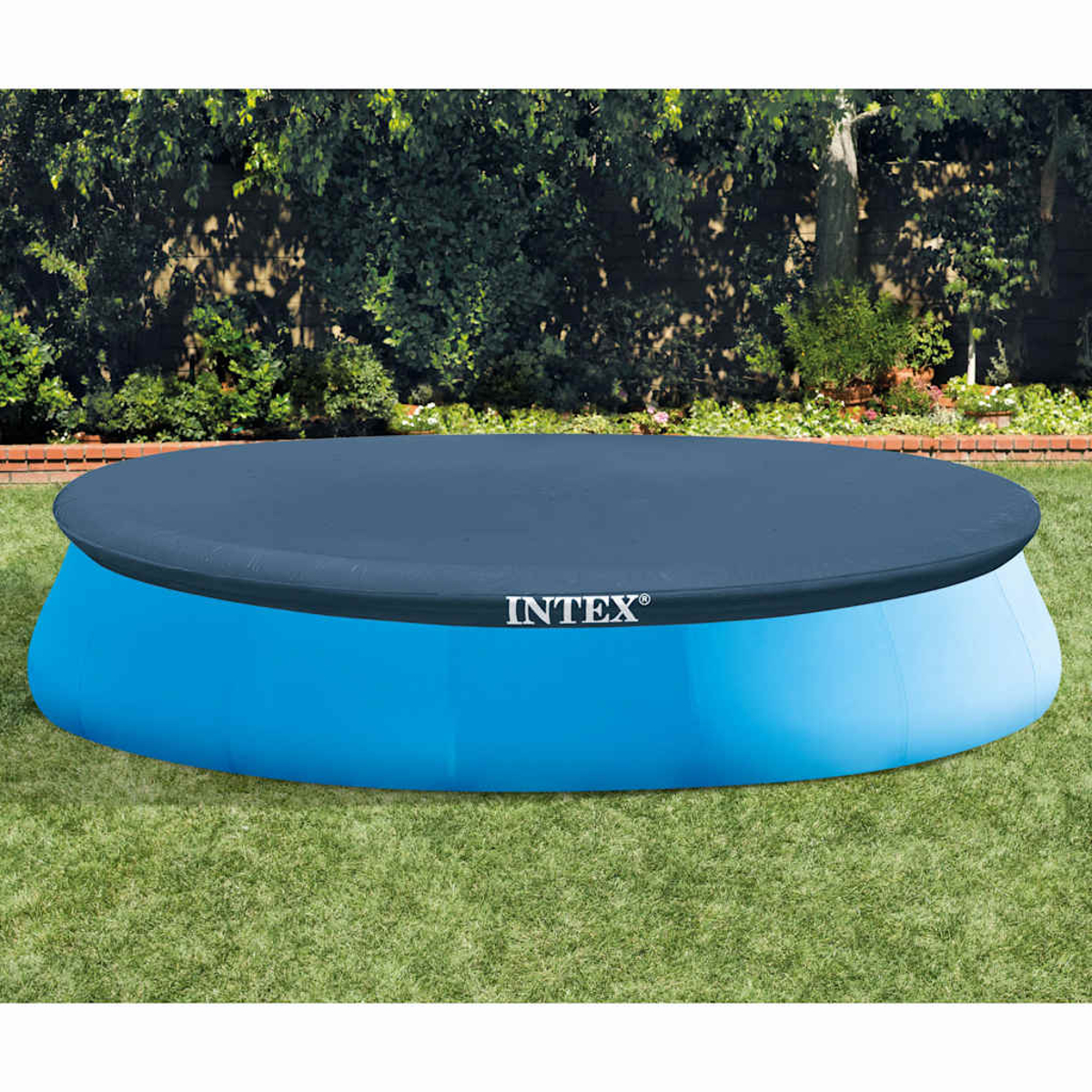 Blauer Intex-Pool, abgedeckt mit einer dunkelblauen Abdeckung. Grünes Gras und Bäume im Hintergrund.
